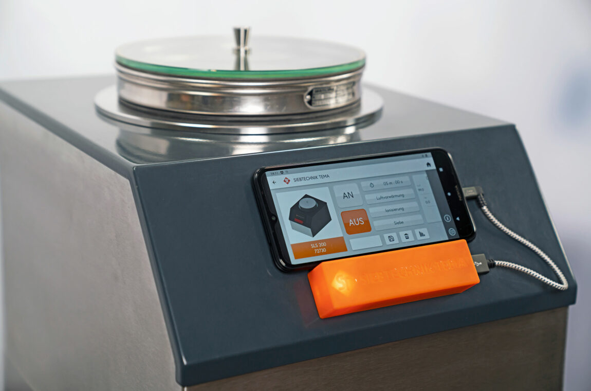 SIEBTECHNIK TEMA air jet sieve SLS - Close-up of the app control. You can see the setting options for air preheating and ionization, among other things
