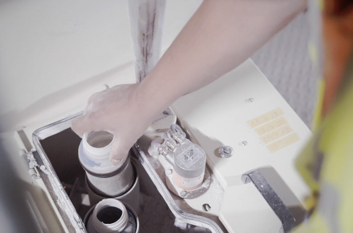 Sample collector in the limestone plant - The sample container for fine chippings is removed