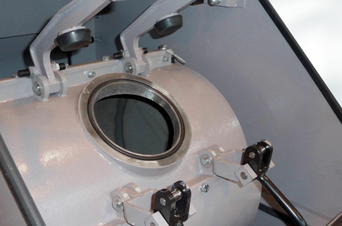 Drum mill TTS 50 in filling position with open lid