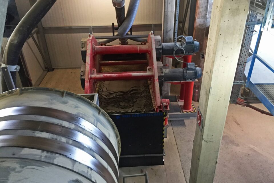 DWS vacuum dewatering screening machine installed in a system for dewatering sand