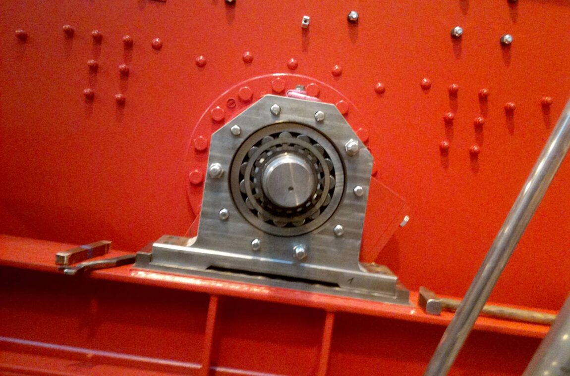 VS 14-44-I G eccentric vibratory screening machine in production