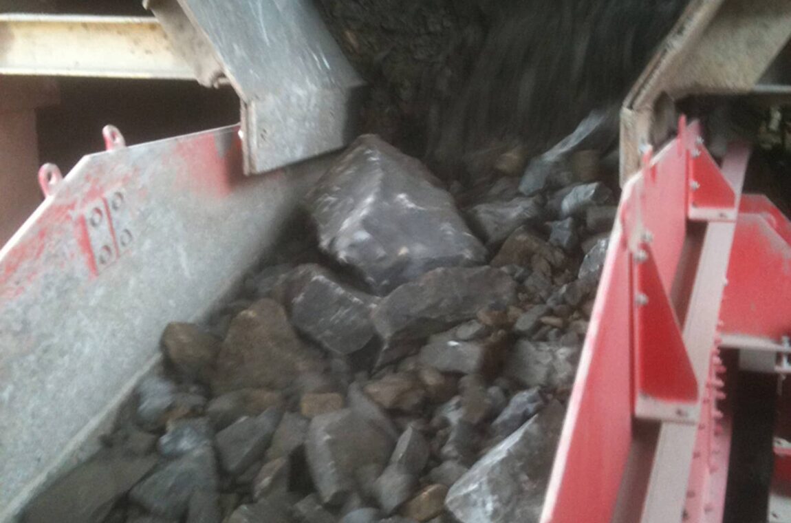 VS 14-44-I G eccentric vibratory screening machine on site