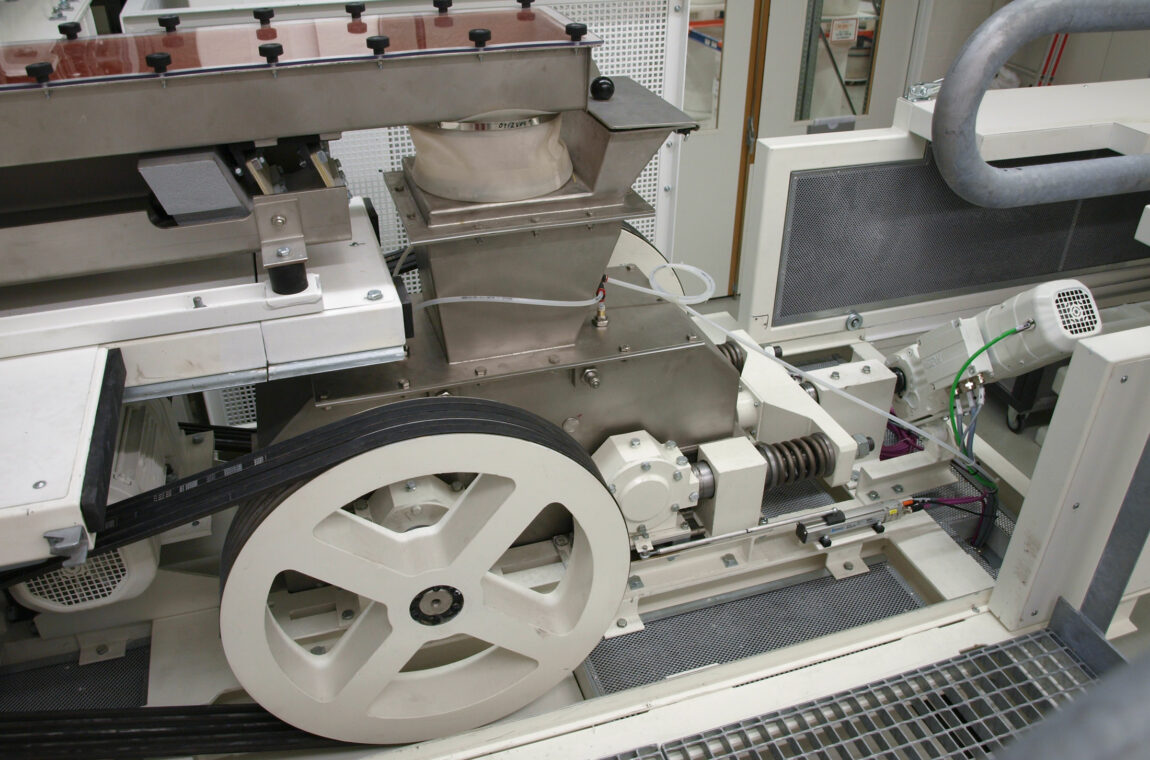 Two-roller mill with motorized gap adjustment